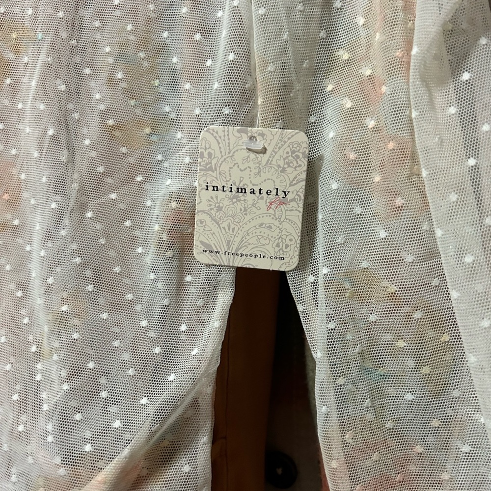 Free People Spot Light Long
Sleeve Sheer Top ~ Ivory Sz XS NWT! SOLD OUT ONLINE - Picture 10 of 10